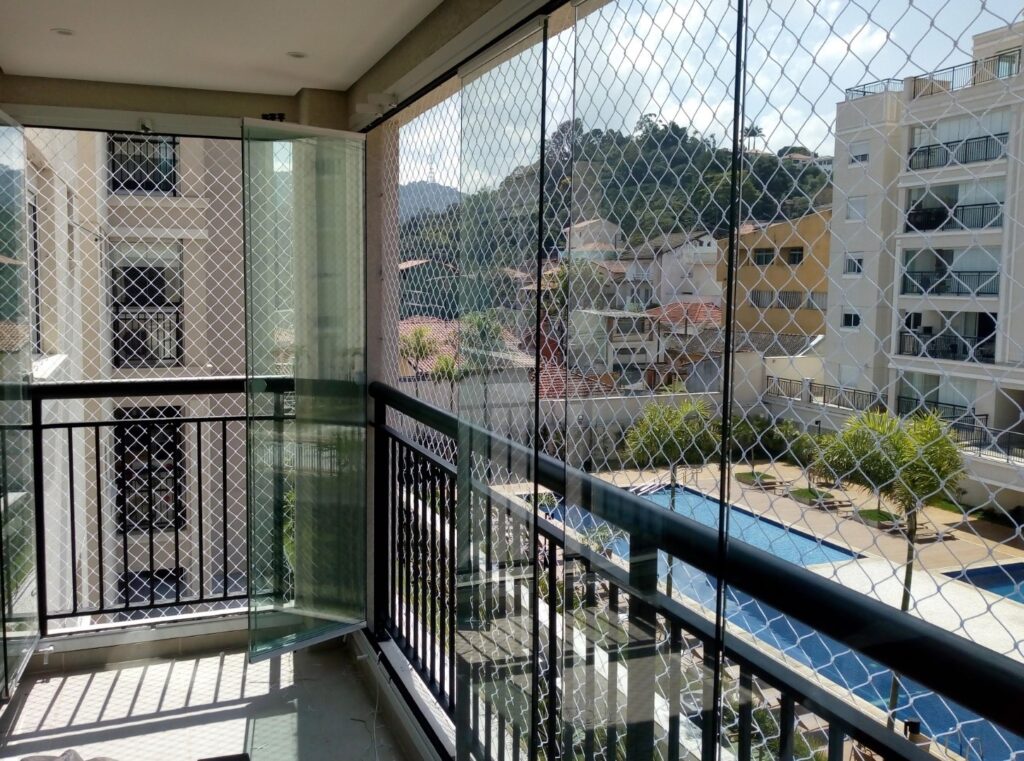 imagem de sacada com rede de proteção